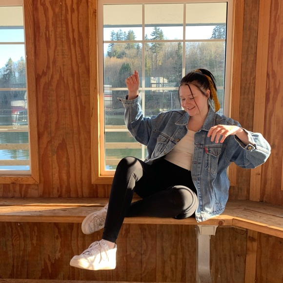 Meet your Posher, Madison - Picture 2 of 3